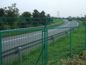 高速公路上的护栏有哪些种类？强度如何？